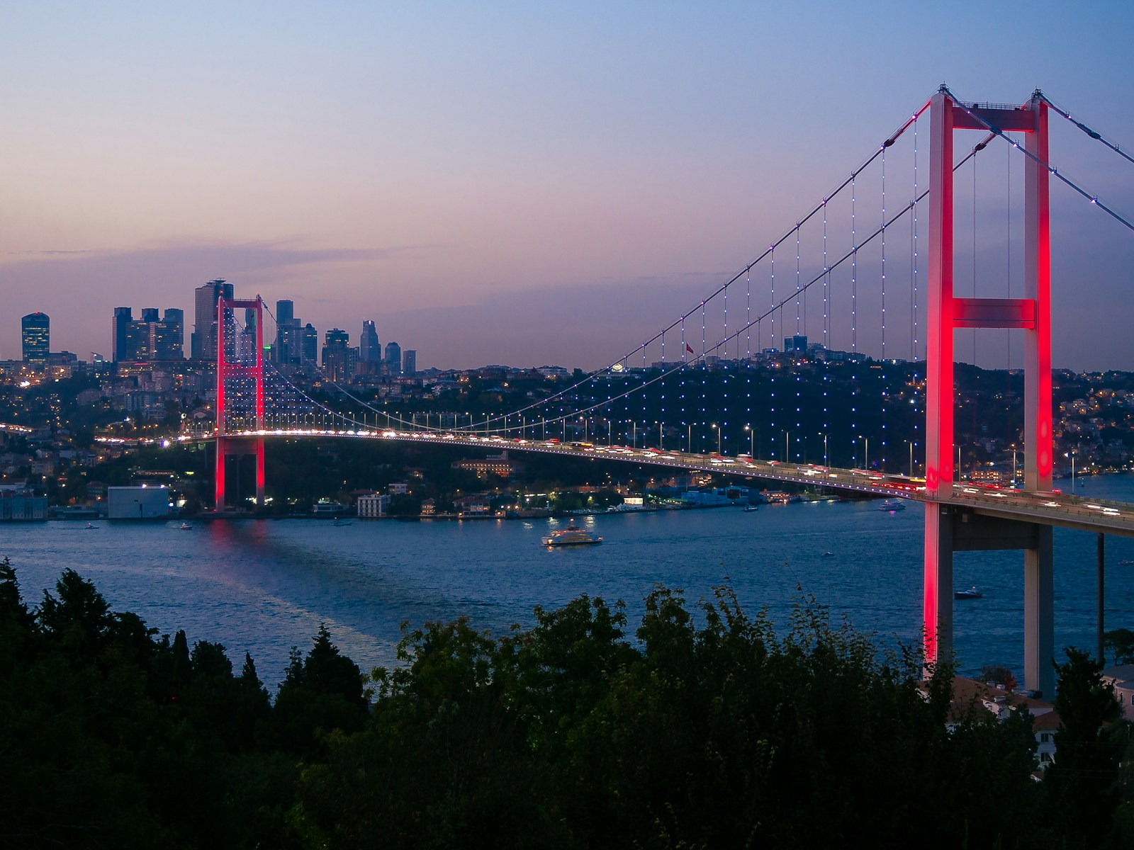 İstanbul Boğazı ve köprünün akşam görünümü